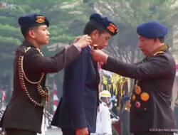 Polri Anugrahkan Loka Praja Samrakshana ke Jokowi