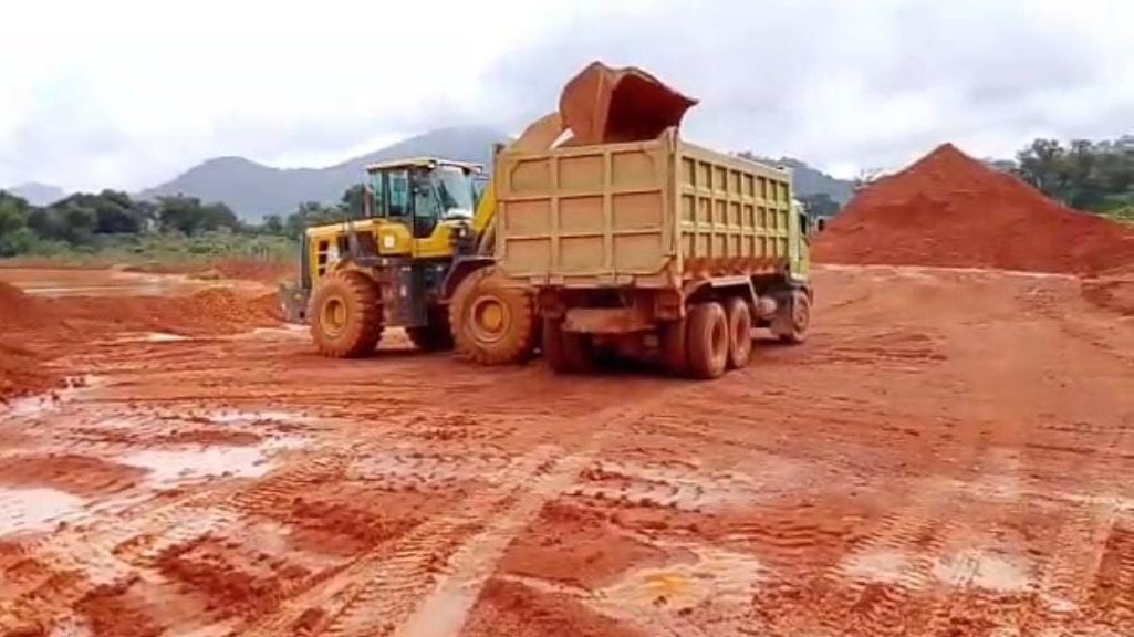 Dokumentasi aktivitas penambangan bauksit di kalimantan barat. Foto: (Dok. Dhn/Faktakalbar.id)