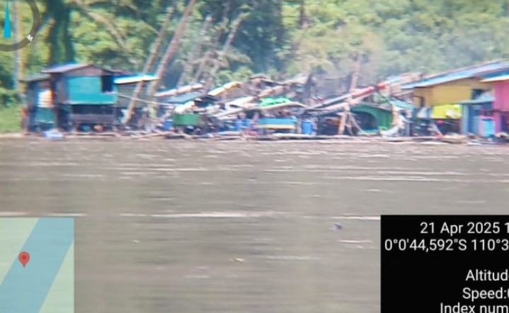 Aktivitas pertambangan emas tanpa izin (PETI) di aliran Sungai Kapuas, tepatnya di Desa Samarangkai, Kecamatan Kapuas, Kabupaten Sanggau, kian mengkhawatirkan/(Fakta Kalbar)