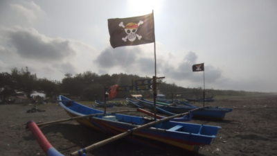 Fenomena bendera One Piece di perahu nelayan Kulon Progo menarik wisatawan dan jadi penanda khas Pantai Congot.