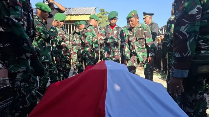 Pemakaman militer Prada Lucky di Kupang diwarnai isak tangis keluarga yang menuntut keadilan atas dugaan penganiayaan.