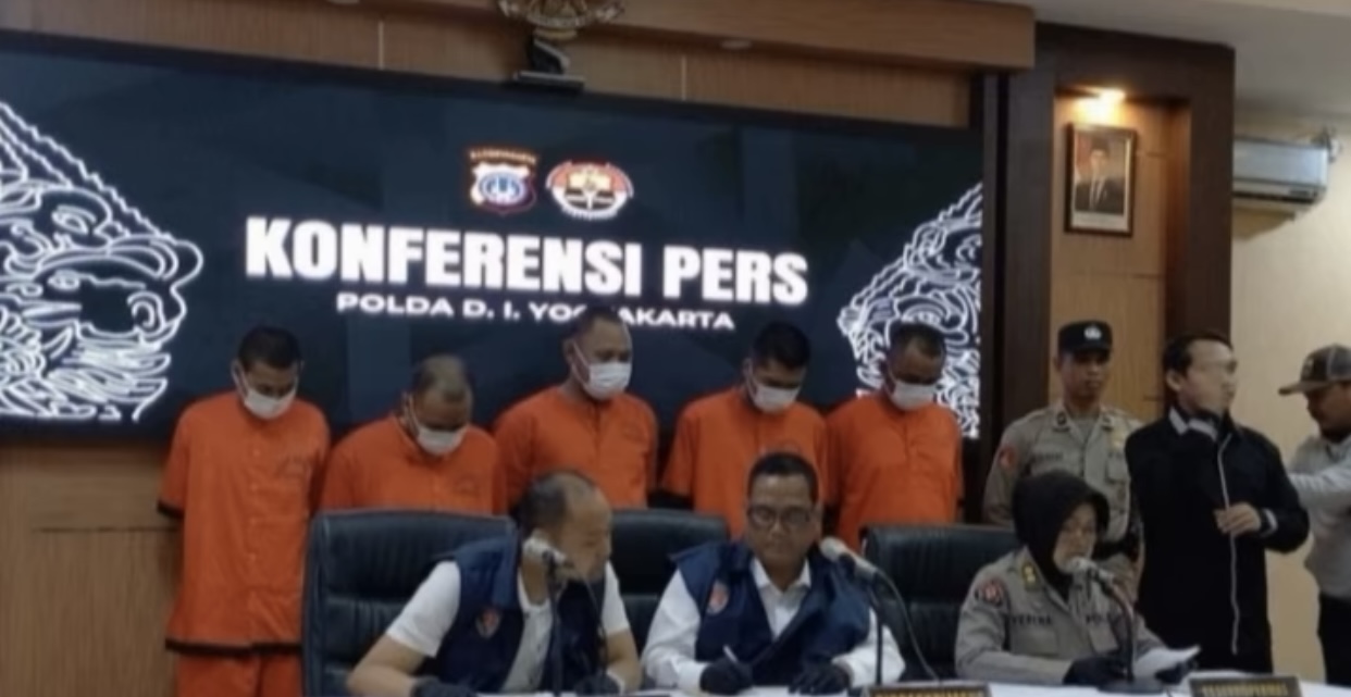 Penangkapan judi online di Bantul menuai pertanyaan warga. Polisi tegaskan murni dari laporan masyarakat, bukan titipan bandar.