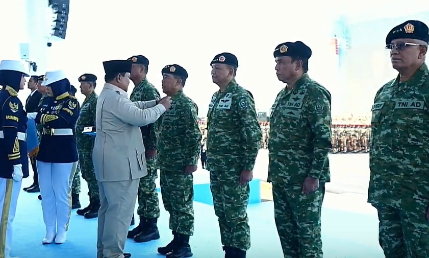 prabowo-subianto-beri-kenaikan-pangkat-kehormatan-tni