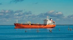 Sentimen Dovish The Fed dan Risiko Perang: Harga Minyak Brent dan WTI Melonjak 1 Persen