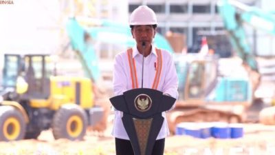 Bloomberg Puji Jokowi “Politisi Jalanan” dan Sandingkan dengan Clinton, Pengamat Sebut Kekonyolan